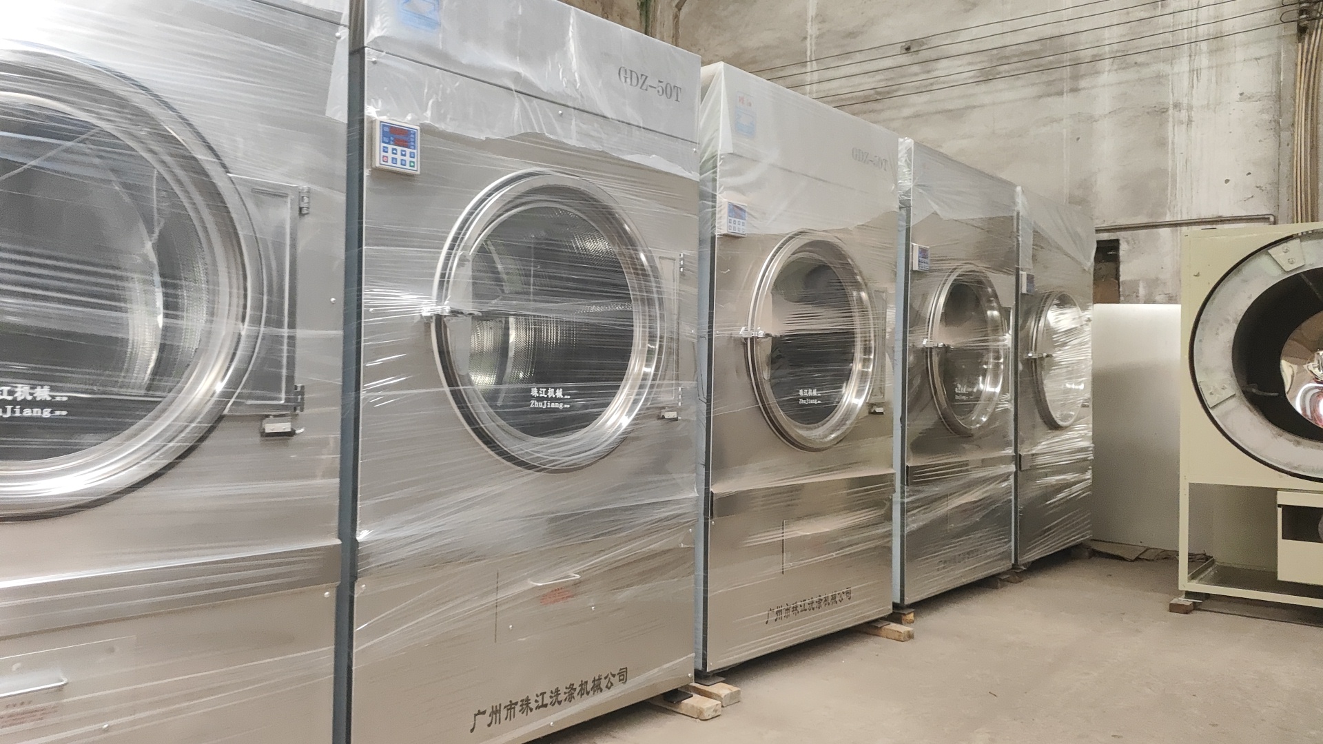 
私立學(xué)校和百?gòu)?qiáng)企業(yè)選擇工業(yè)級(jí)洗衣機(jī)的共同標(biāo)準(zhǔn)：珠江洗滌如何獲得信賴？
