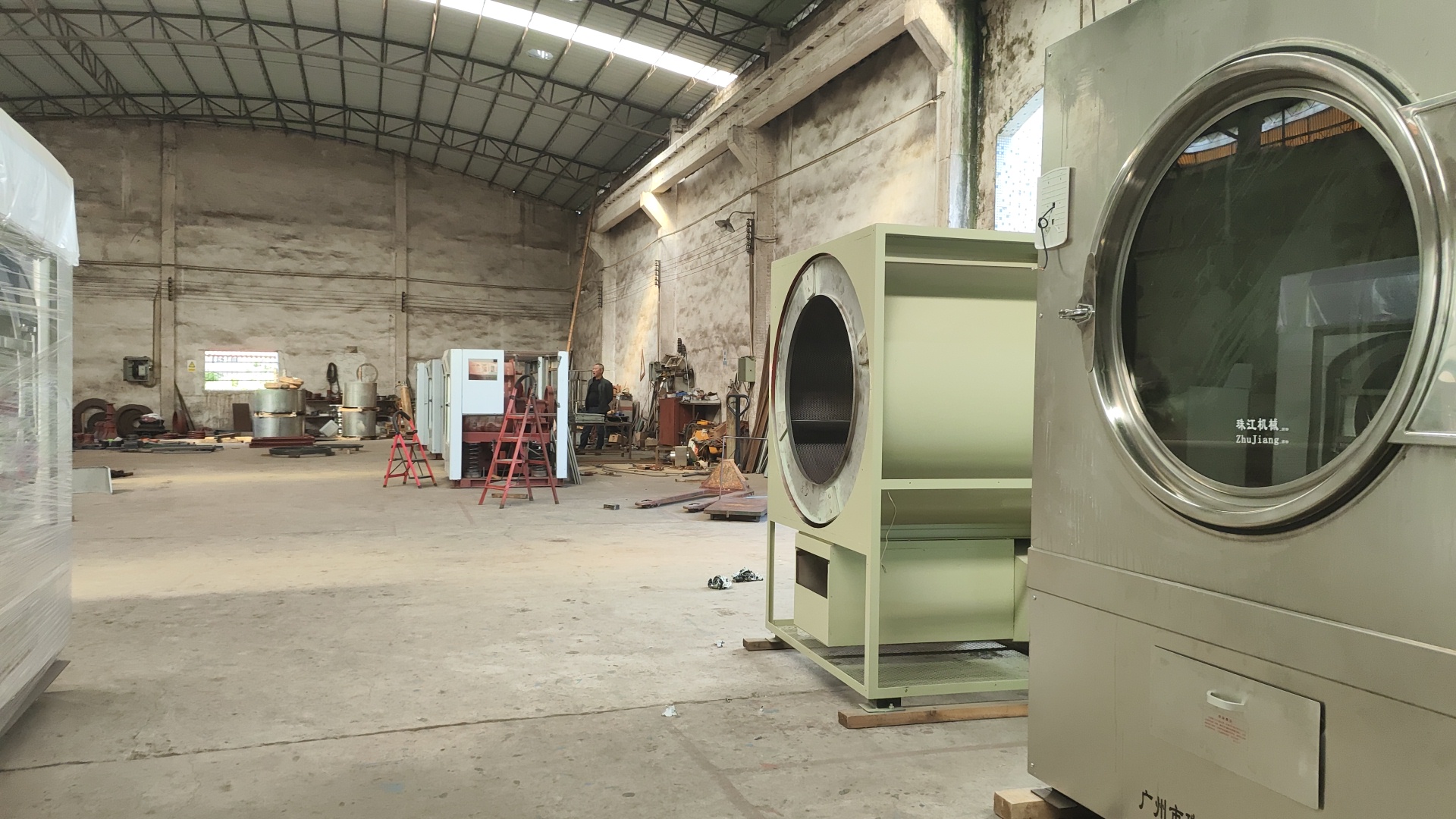 
珠江洗滌半自動工業洗衣機如何服務大型餐館與知名企業？靠的是技術實力與品質保障
